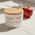 כלי לדבש עם מכסה במבוק וכפית - שנה טובה