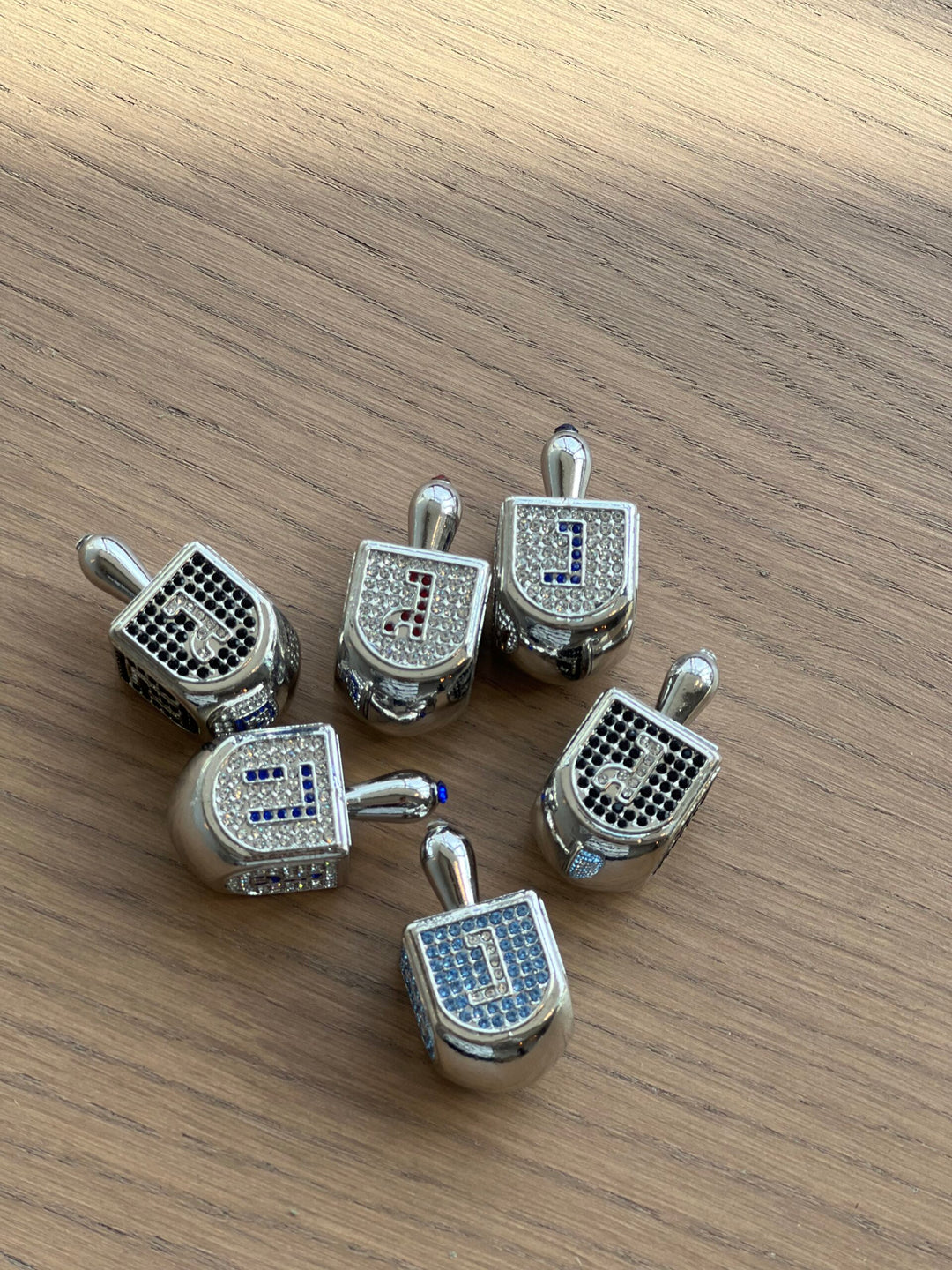 סביבון ניקול עם אבנים נצנצים