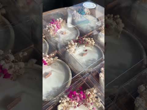 נר ריחני יצוק בכלי חרס מעוטר בפרחים יבשים - עבודת יד (קטן)